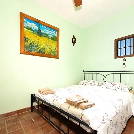 Castle Tower In Rural 'picasso' Apartment *